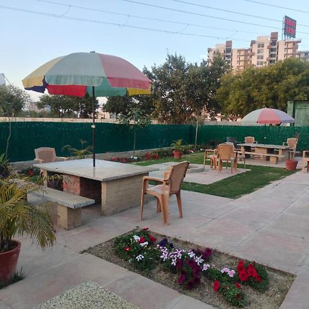 Villa In Vrindavan, Hare Krishna M Ngoại thất bức ảnh